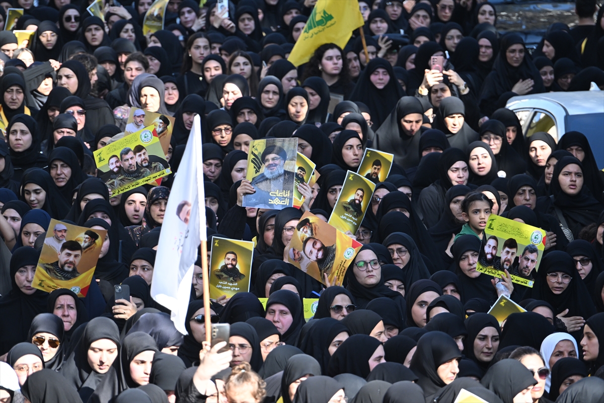 İsrail’in İran’a saldırılarında ölen 2 Hizbullah mensubu için Beyrut’ta cenaze töreni