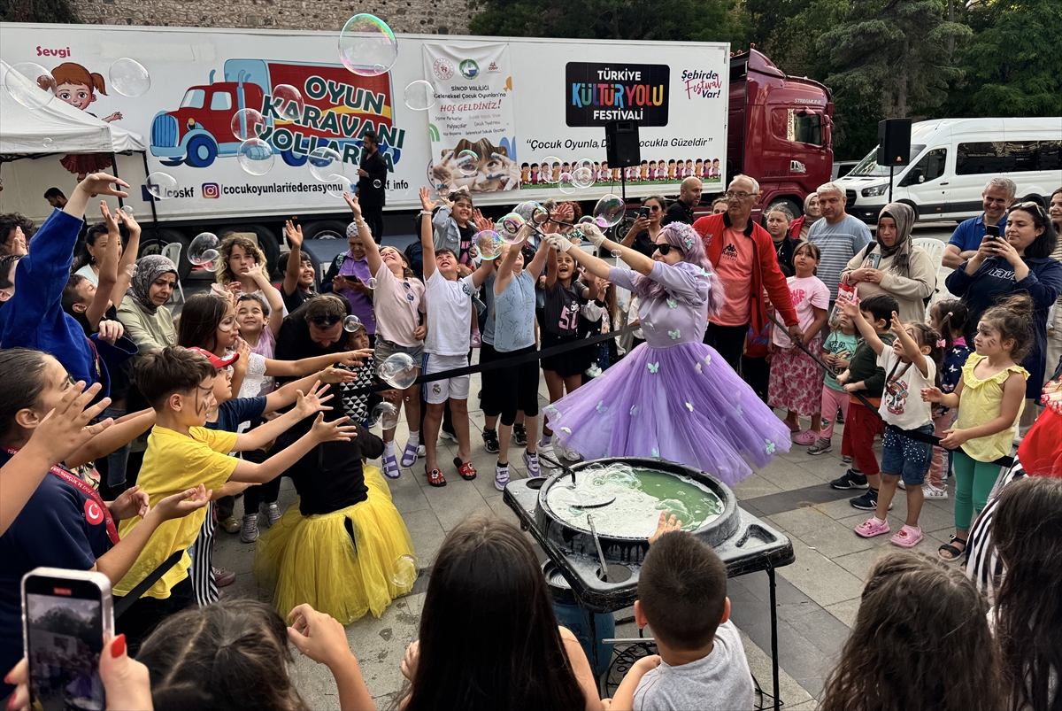 Sinop'ta düzenlenen şenlikte binlerce çocuk geleneksel oyunları oynadı