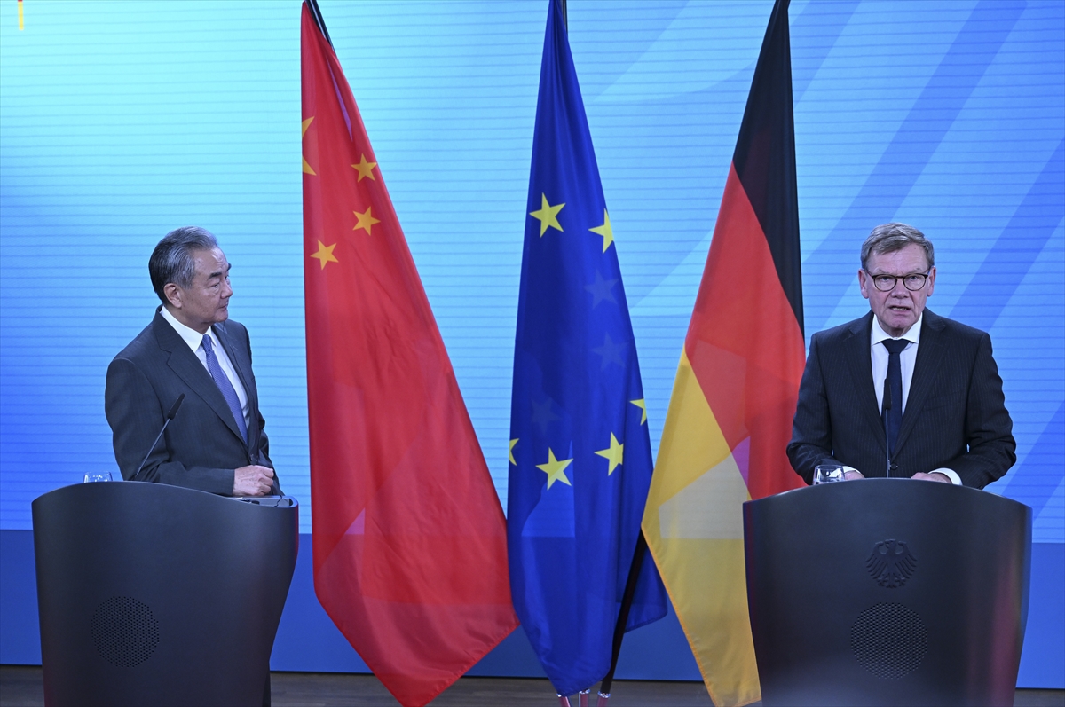 Çin Dışişleri Bakanı Vang, Avrupa'ya nadir toprak elementleri ihracatında sorun olmadığını söyledi