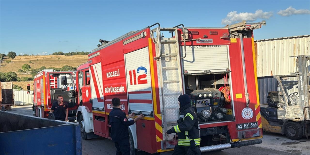 Gebze’de Geri Dönüşüm Tesisinde Yangın Çıktı, İtfaiye Ekipleri Müdahale Etti