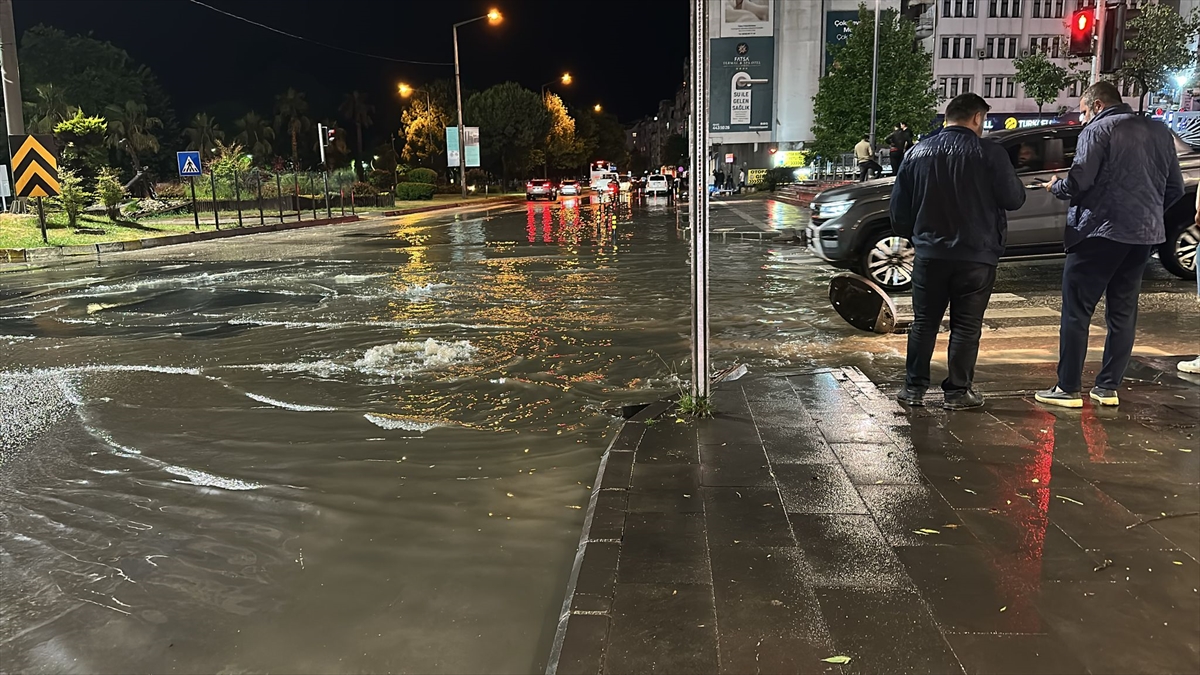 Fatsa'da sağanak su baskınlarına neden oldu