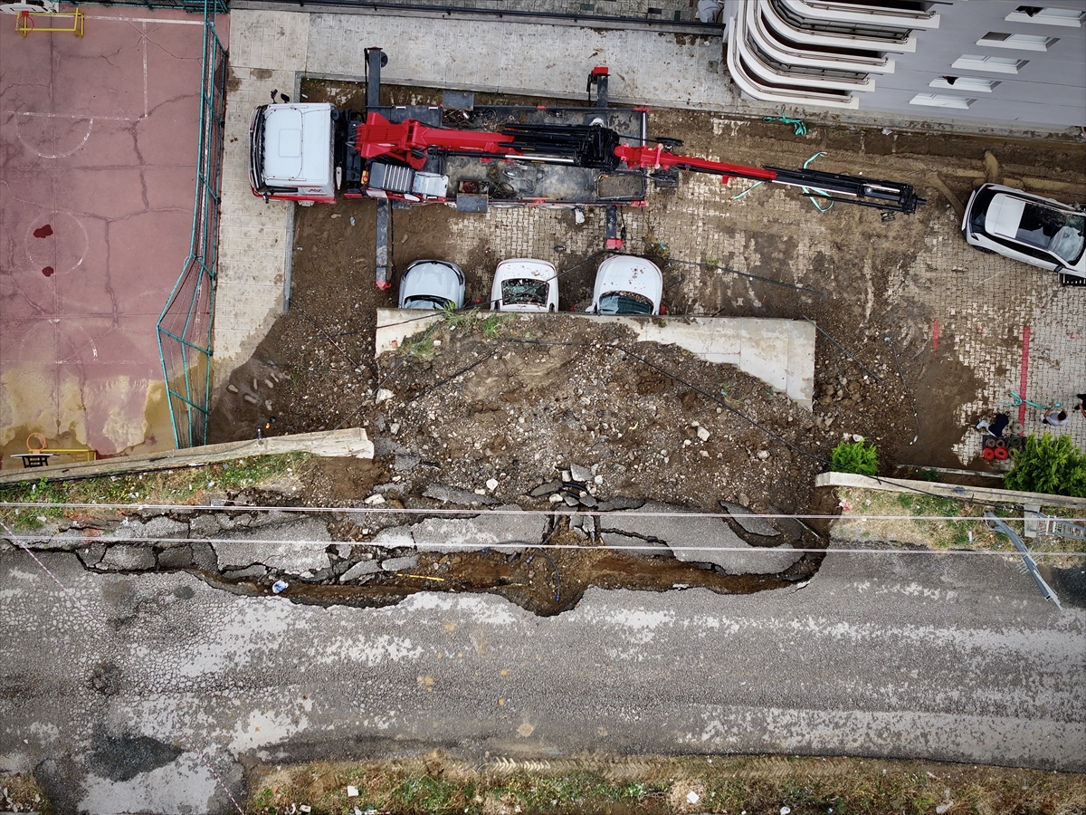 Samsun'da istinat duvarının yıkılması sonucu 4 araç hasar gördü