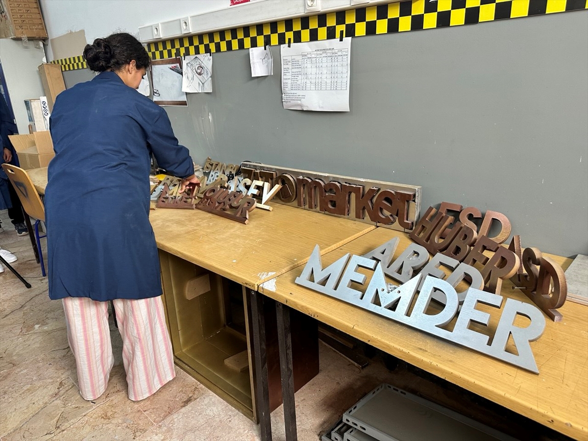 Zeytinburnu'nda meslek lisesi öğrencileri üreterek iş hayatına hazırlanıyor