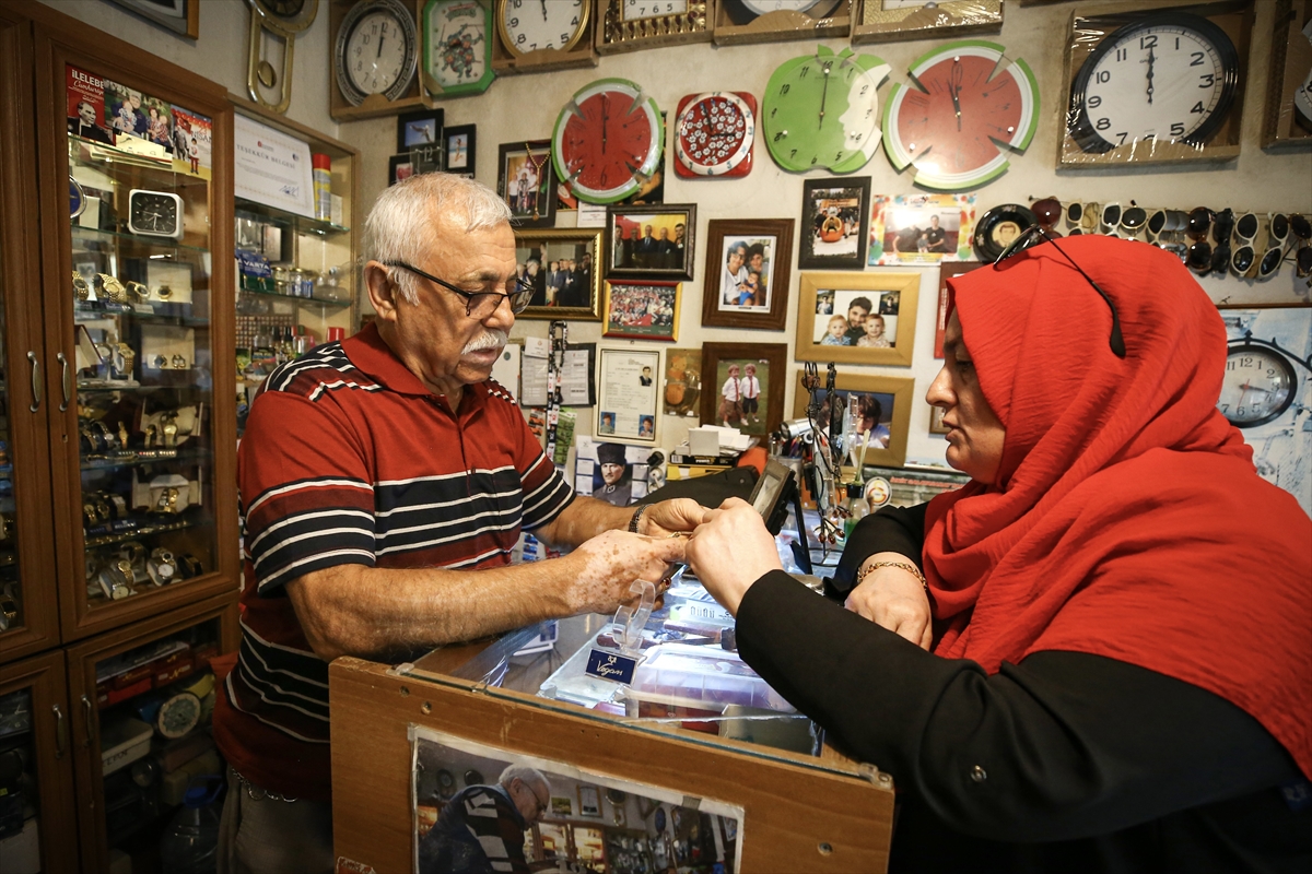 Arkadaşından öğrendiği saatçiliği 46 yıldır sürdüren Ramis usta, yetiştirecek çırak bulamıyor