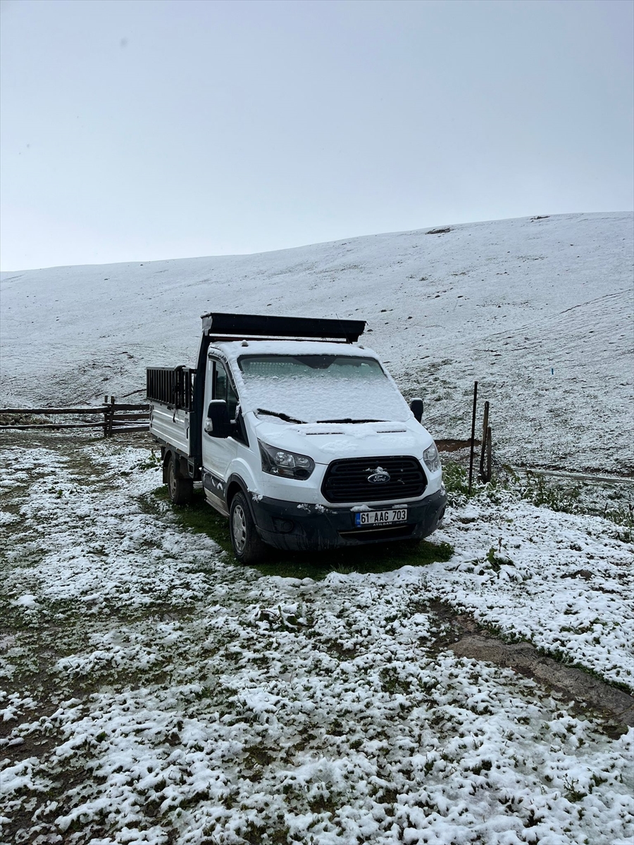 Rize ve Trabzon'un yüksek kesimleri temmuzda beyaza büründü