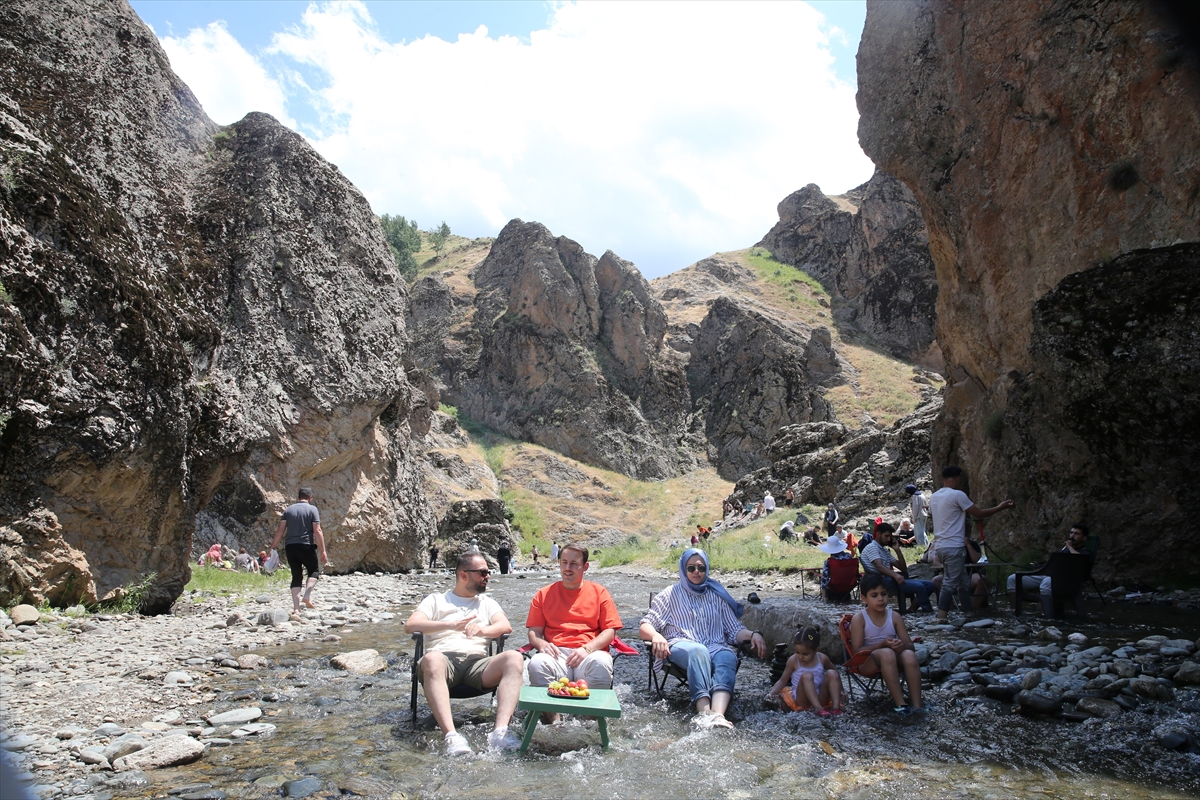 Muş'taki Kızılağaç Kanyonu sıcaktan bunalanların uğrak yeri oldu
