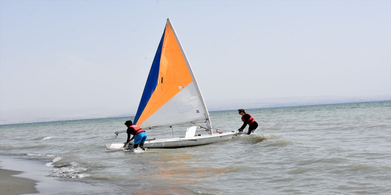 Van’da yelken sporuyla tanışan çocuklar yaz tatillerini su üzerinde değerlendiriyor
