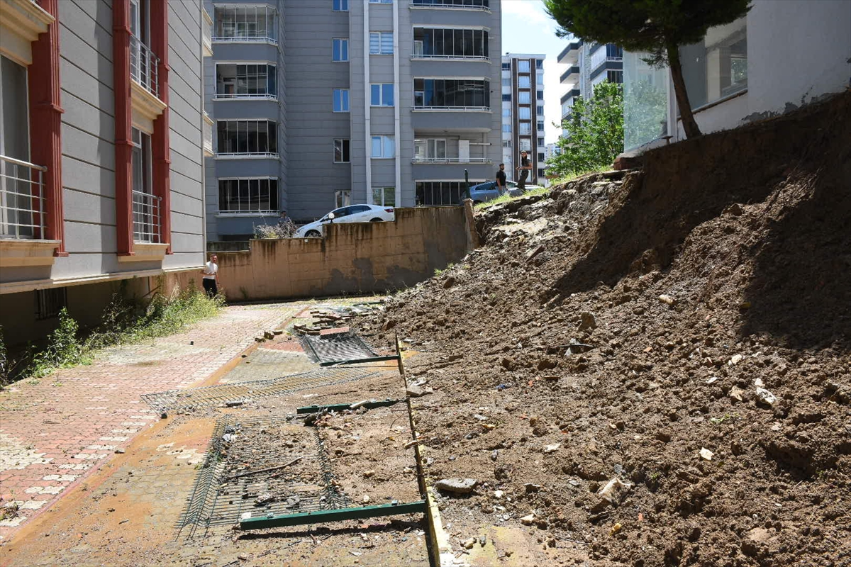 Samsun'da bir apartmanın otopark duvarı sağanak nedeniyle yıkıldı