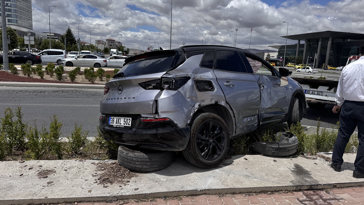 Kayseri'de tır, halk otobüsü ve SUV tipi aracın çarpıştığı kazada 8 kişi yaralandı