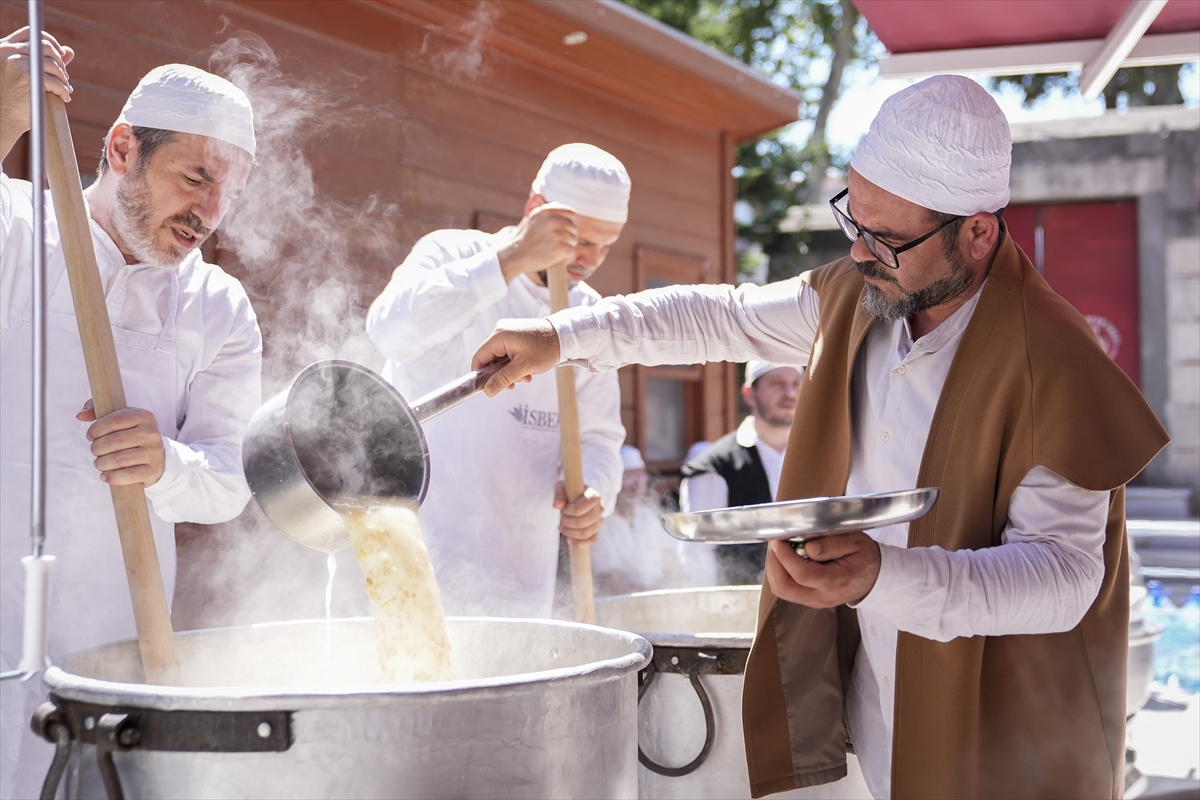Sümbül Efendi Merkez Tekkesi'nde 10 bin kişilik aşure kaynatıldı