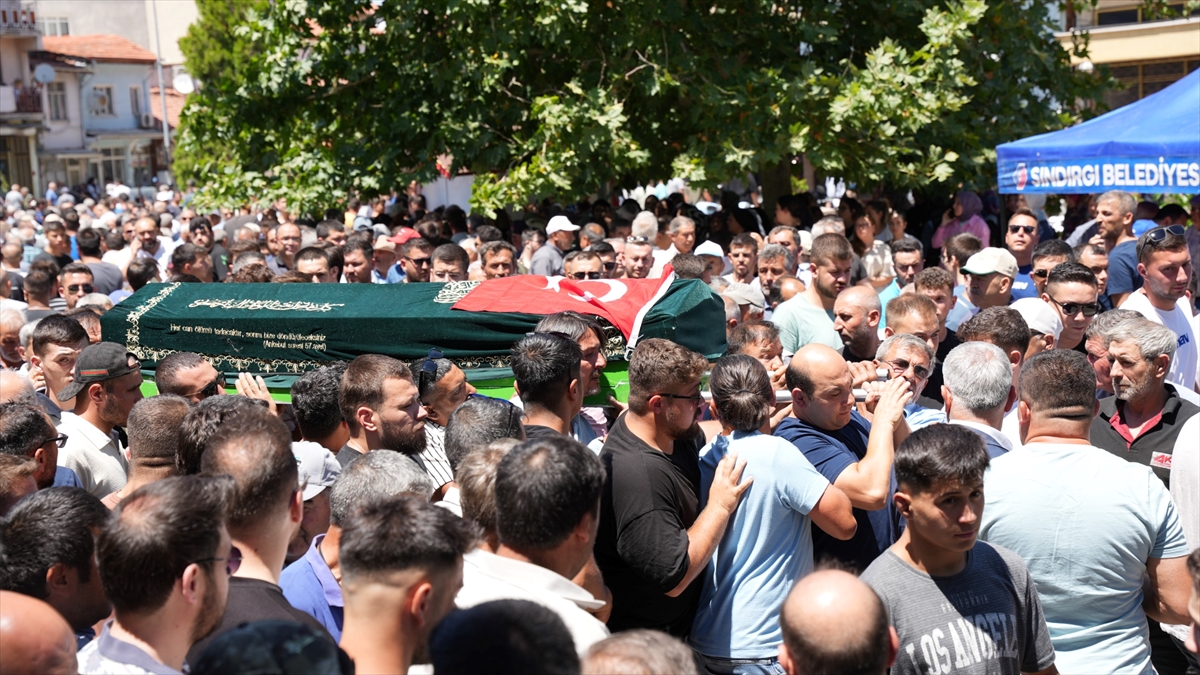 Balıkesirli 25 yaşındaki güreşçi Burak Bozkurt, kalp krizi sonucu yaşamını yitirdi