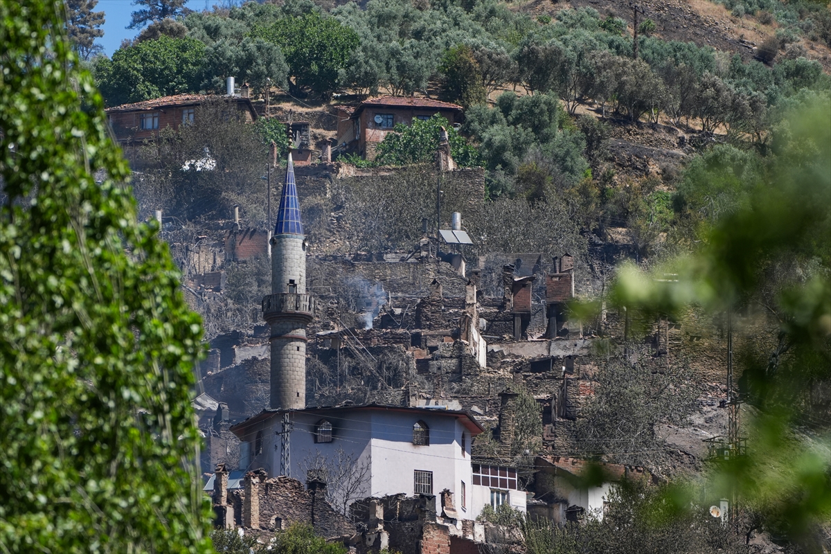 İzmir Ödemiş'teki orman yangını 40 haneli mahalleyi "hayalet köy"e dönüştürdü