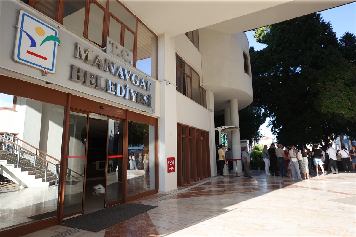 Manavgat Belediye Başkanı Kara'nın da aralarında bulunduğu 34 kişi rüşvet iddiasıyla gözaltına alındı