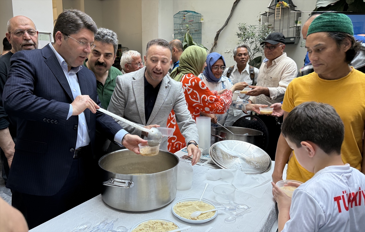 Adalet Bakanı Tunç, Amsterdam Fatih Camisi'nde cuma namazı kıldı, aşure dağıtımına katıldı