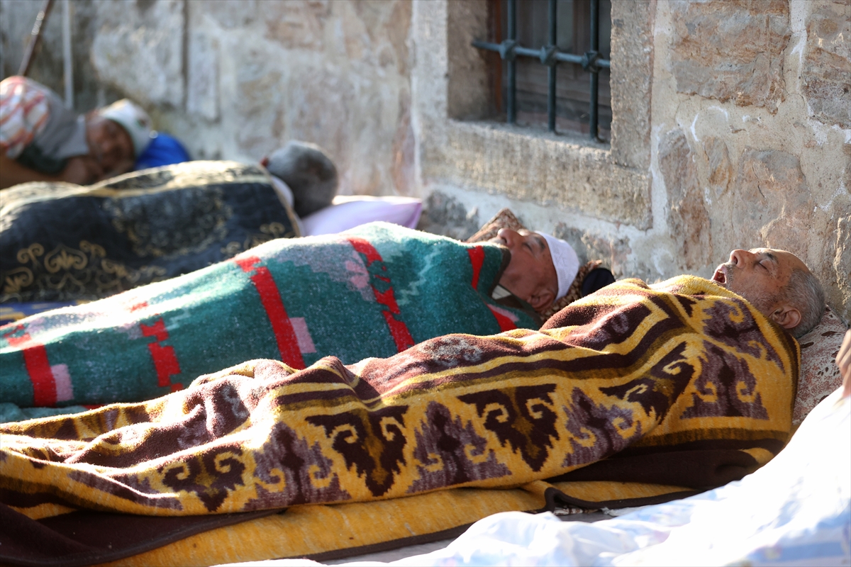 Edirne'de otellerde yer bulamayan güreşseverler açık havada uyudu