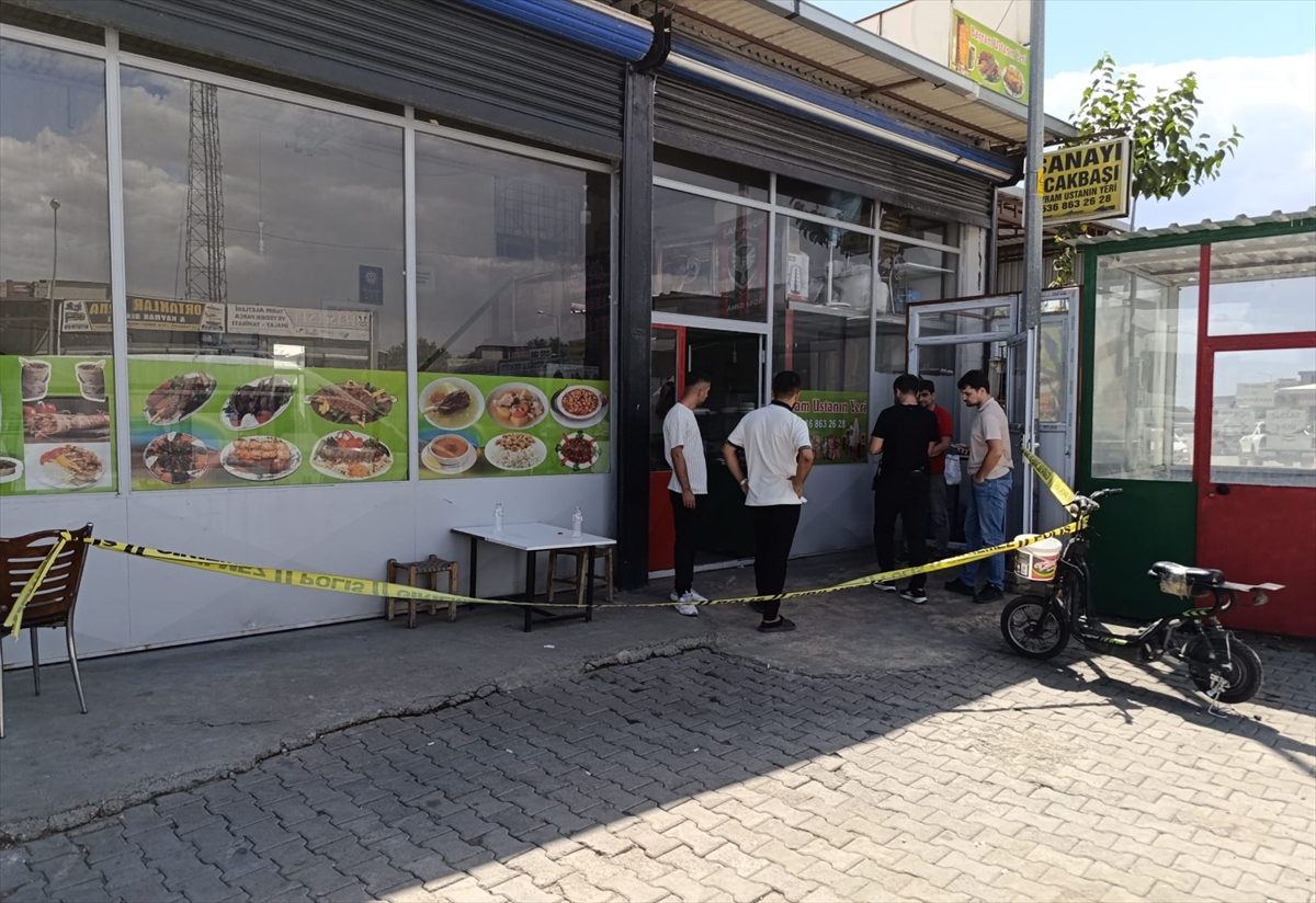 Diyarbakır'da kardeşler arasında çıkan silahlı kavgada çevredeki 2 kişi yaralandı