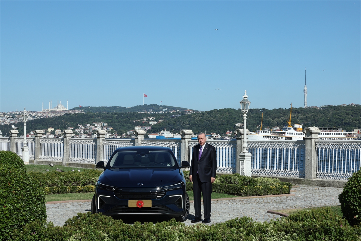 Cumhurbaşkanı Erdoğan, Togg'un yeni modeli T10F'yi test etti