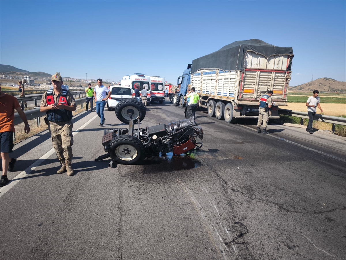 Gaziantep’te tırla çarpışan traktördeki 2 kişi yaralandı