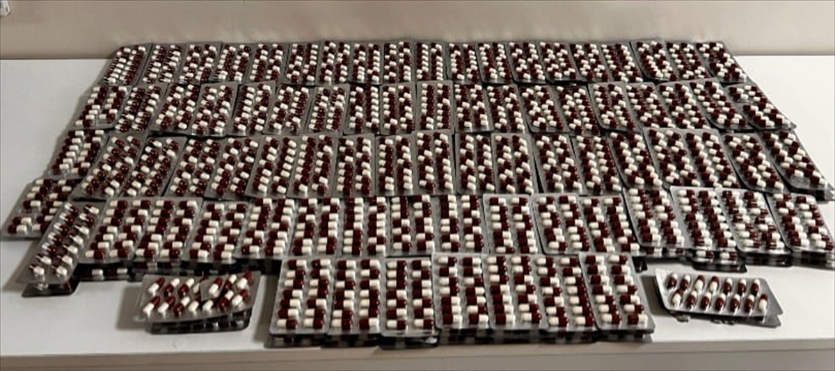 İzmir'de ikametinde 3 bin 252 sentetik ecza ele geçirilen zanlı tutuklandı