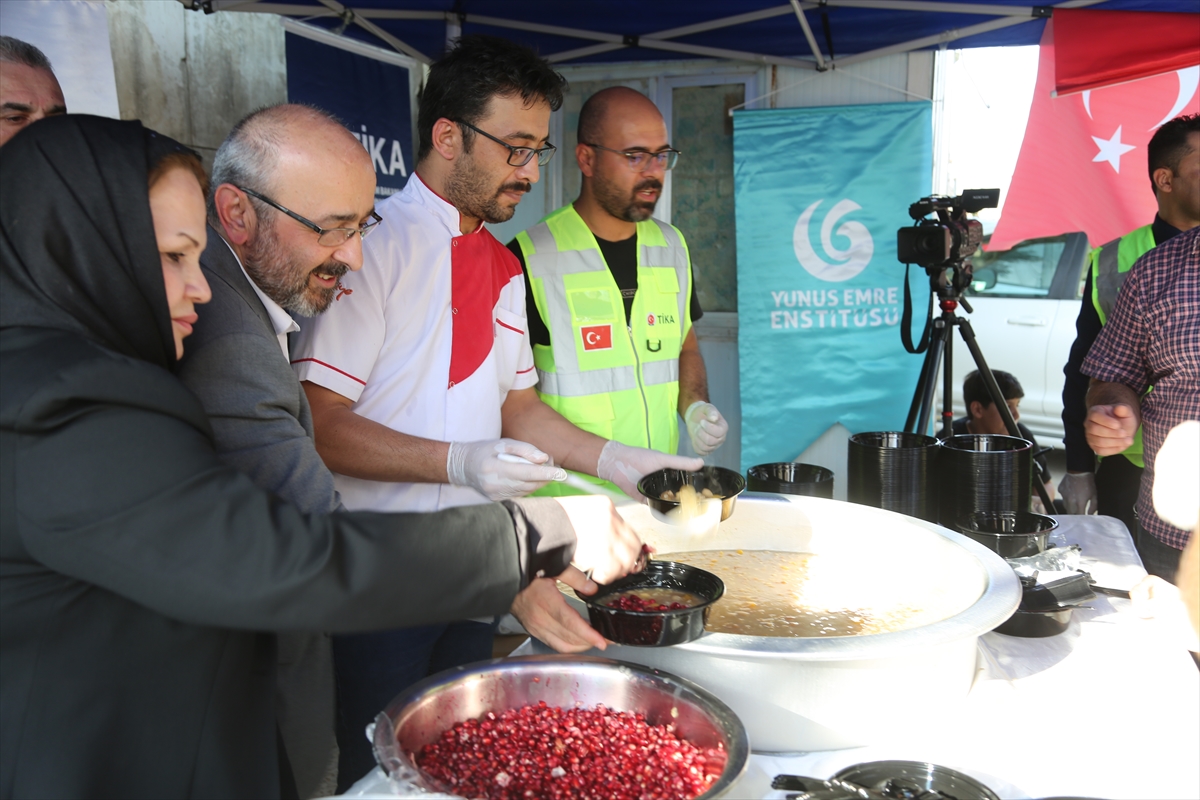 Bağdat’ta Yunus Emre Kültür Merkezi aşure dağıttı