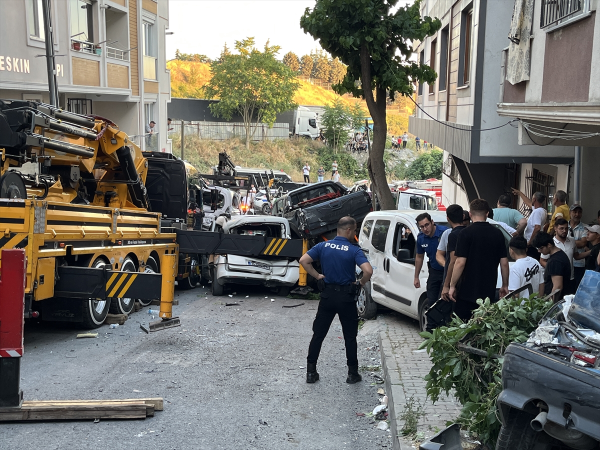 Başakşehir'de kontrolden çıkan vinç 23 araca çarpıp hasar verdi