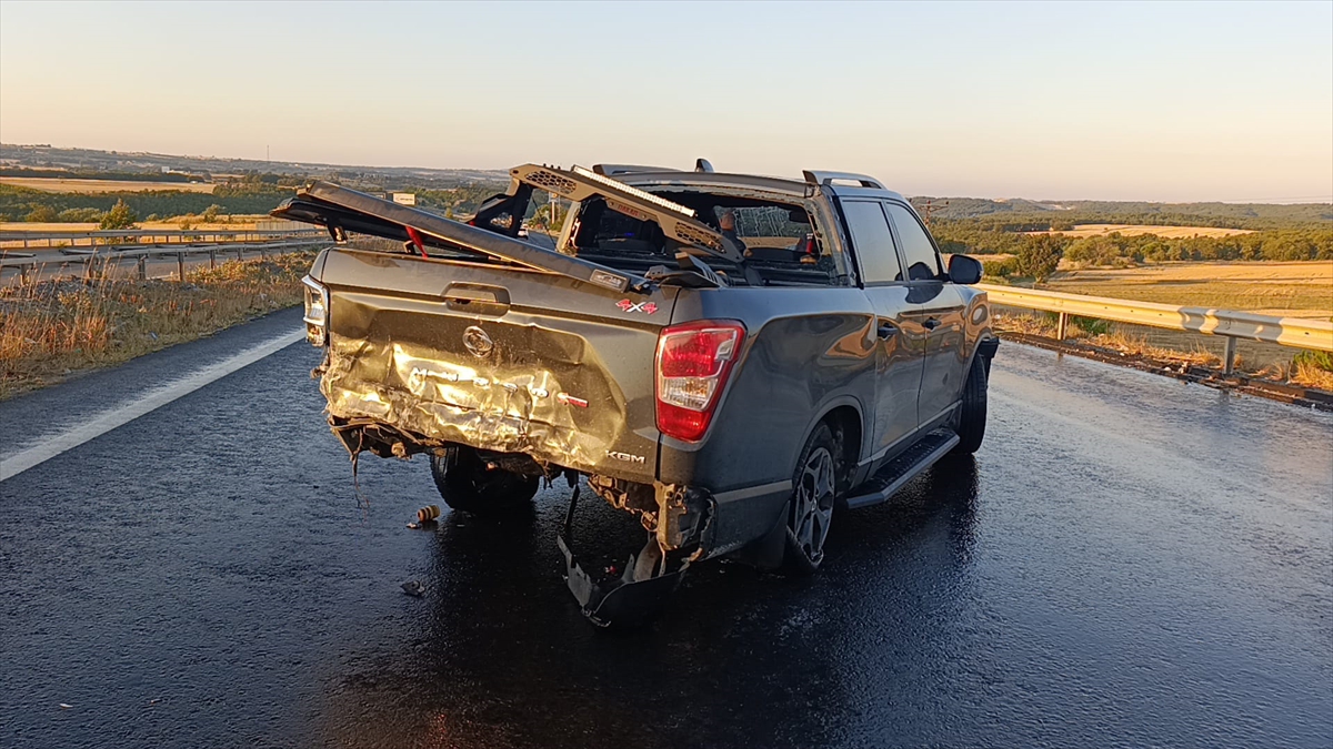 Çerkezköy’de pikaba arkadan çarpan otomobilin sürücüsü öldü