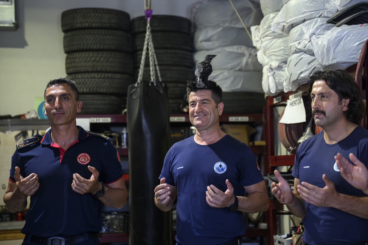 İtfaiye erleri tarafından kurtarılan "Zeytin" isimli karga istasyonun maskotu oldu