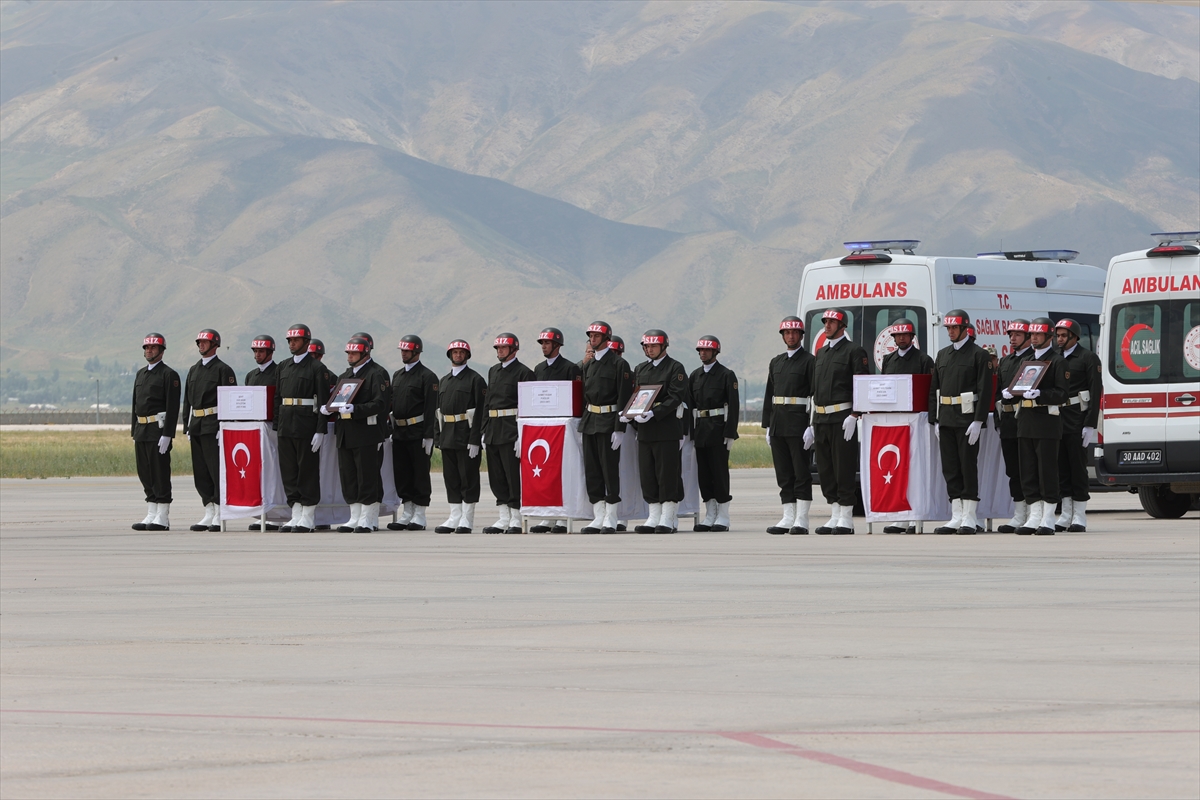 Pençe-Kilit Harekatı bölgesinde şehit olan 6 asker için Hakkari'de tören düzenlendi