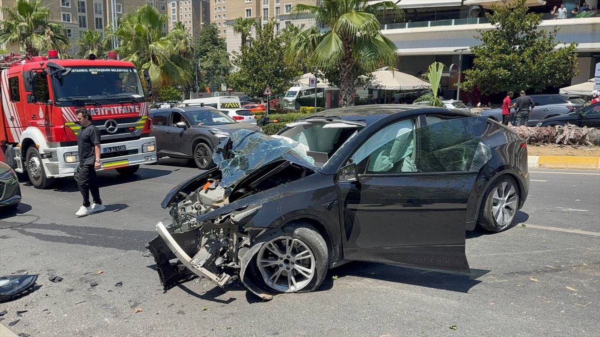 Ataşehir'de ağaca çarpan otomobilde biri ağır 4 kişi yaralandı