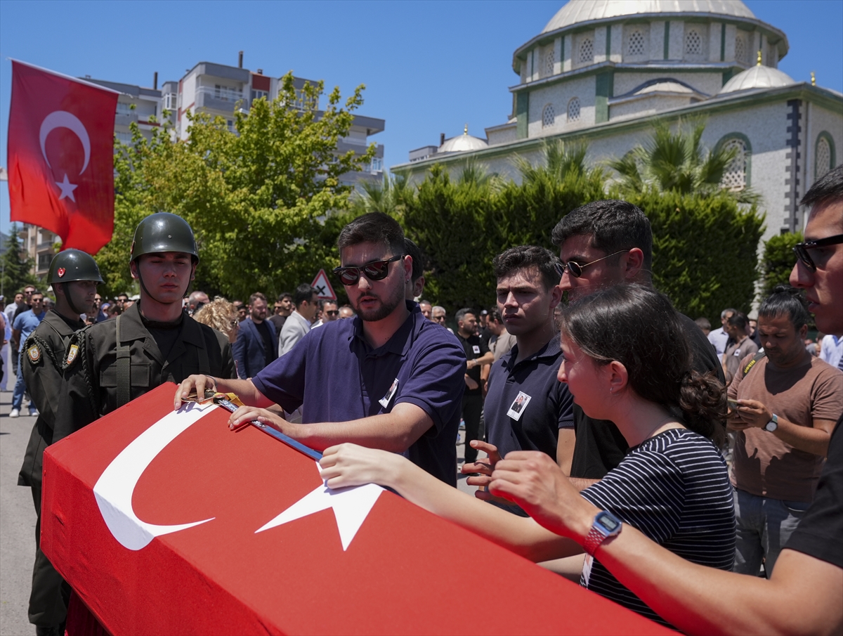 Şehit Üsteğmen Ege Akar, İzmir'de son yolculuğuna uğurlandı