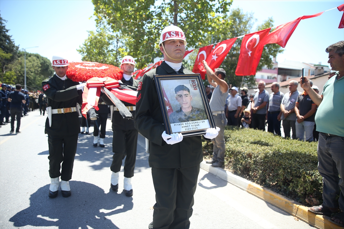 Şehit Piyade Sözleşmeli Er Ahmet Kuşak, memleketi Balıkesir'de son yolculuğuna uğurlandı