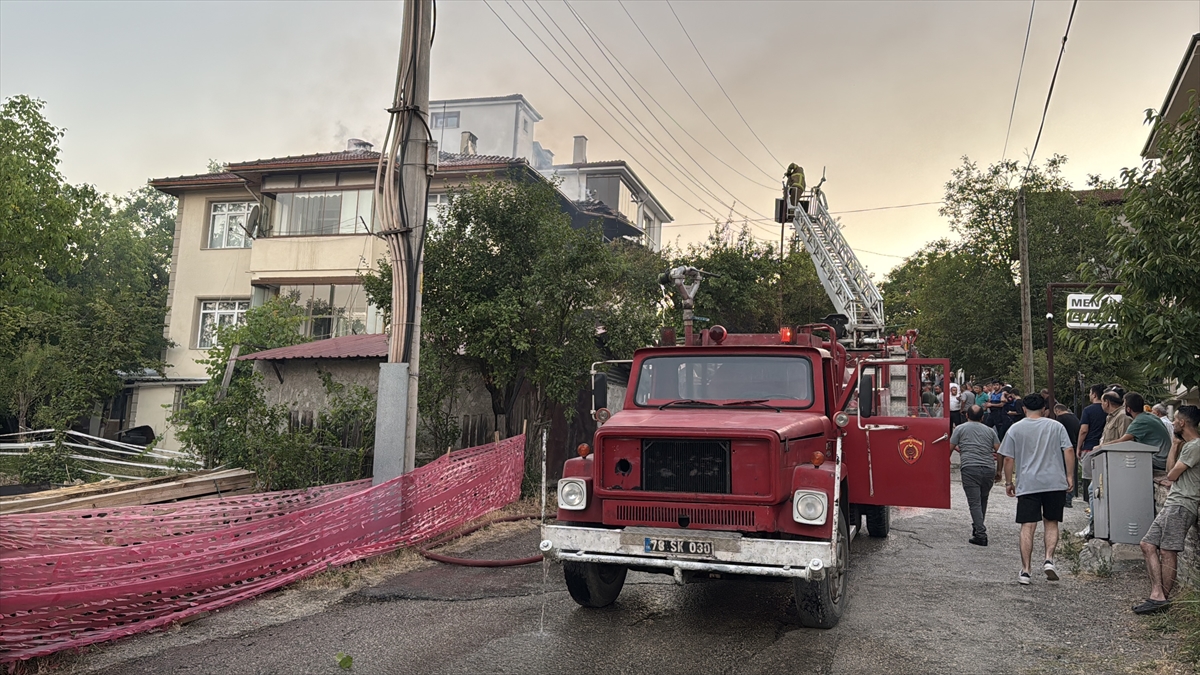 Karabük'te 3 katlı müstakil evde çıkan yangın söndürüldü