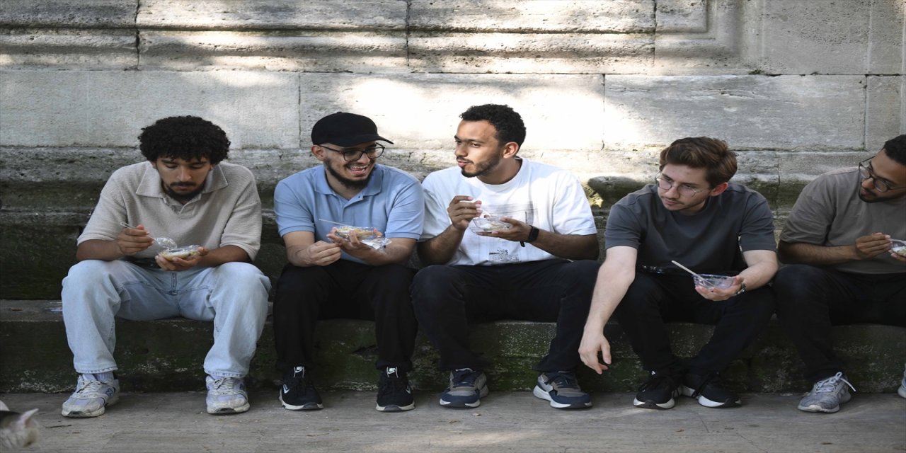 KADEM Genç Gönüllüleri Muharrem Ayında Şehzade Camisi’nde Aşure İkramında Bulundu