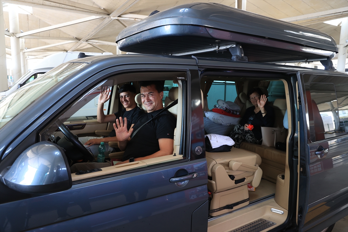 Gurbetçiler Türkiye'ye giriş sevinci