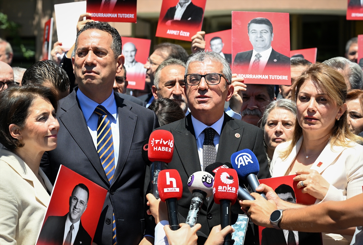 CHP'li milletvekilleri, TBMM'den Adalet Bakanlığına yürüdü