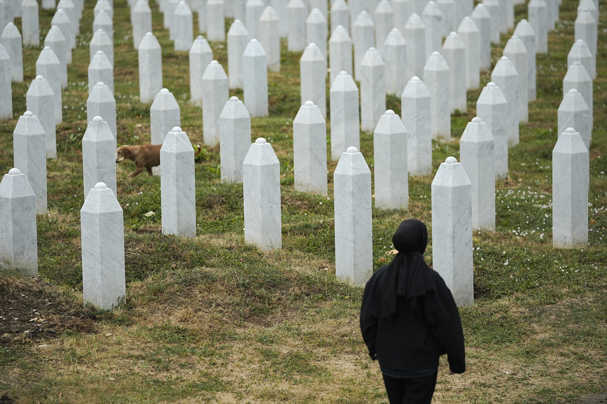 Srebrenitsa'da toprağa verilecek 7 soykırım kurbanı için mezar yerleri kazıldı