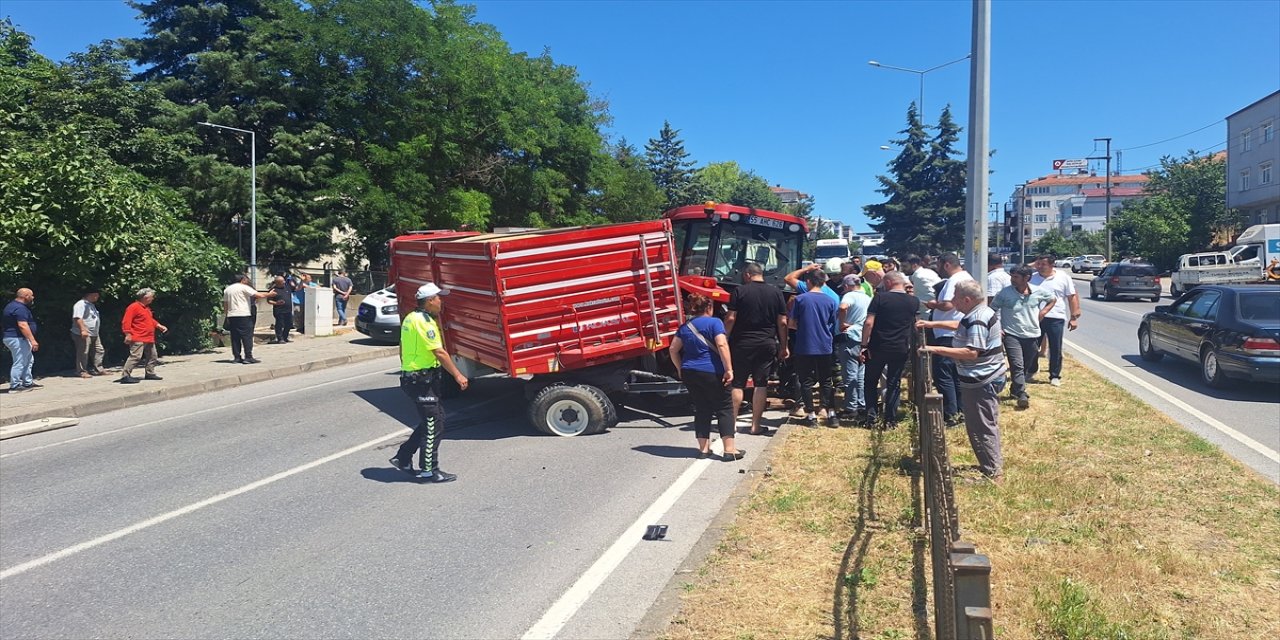 Samsun Bafra’da SUV ile traktör çarpıştı, 2 kişi yaralandı, yol kısa süre trafiğe kapandı ardından açıldı