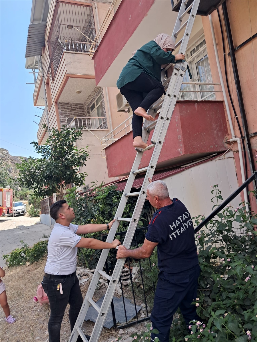 Hatay'da asansörde mahsur kalan anne ile kızı itfaiye ekiplerince kurtarıldı