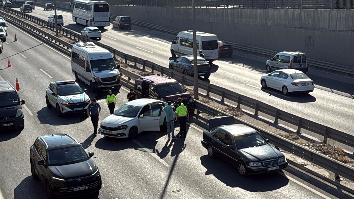 Kocaeli'deki zincirleme trafik kazası kara yolunda ulaşımı aksattı