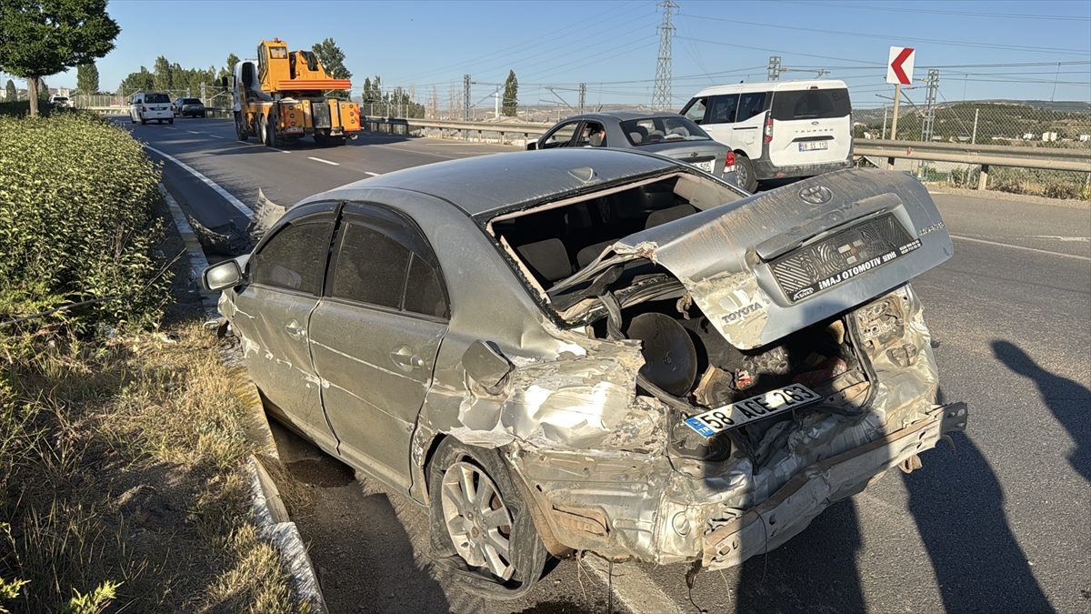 Sivas'ta bariyerlere çarpan otomobildeki 2 kişi yaralandı