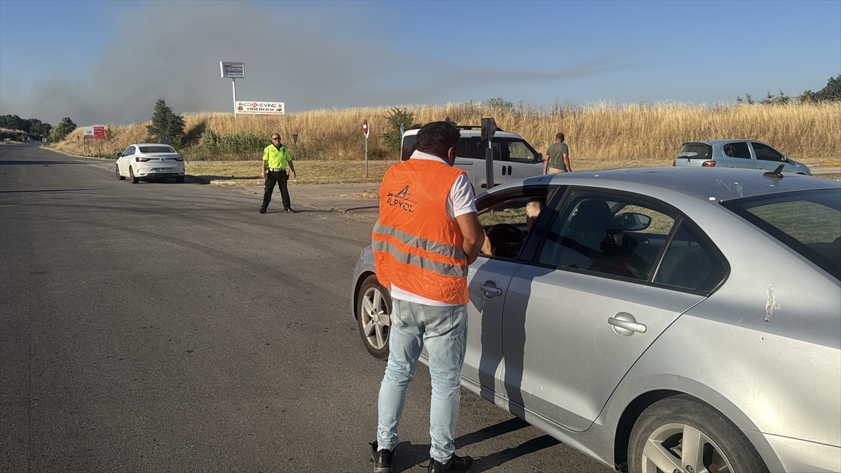 Hamzabeyli Sınır Kapısına giden kara yolu yangın nedeniyle trafiğe kapatıldı