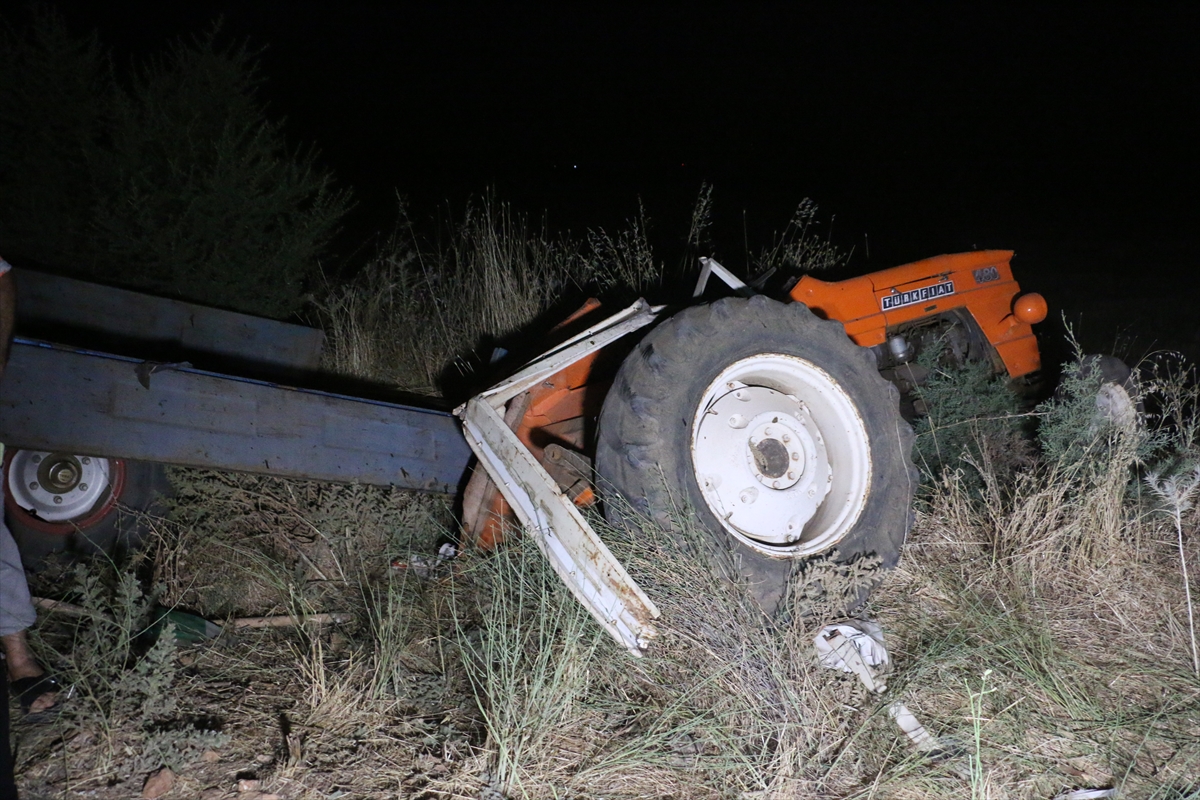 Manisa'da hafriyat kamyonunun arkadan çarptığı traktörün sürücüsü öldü