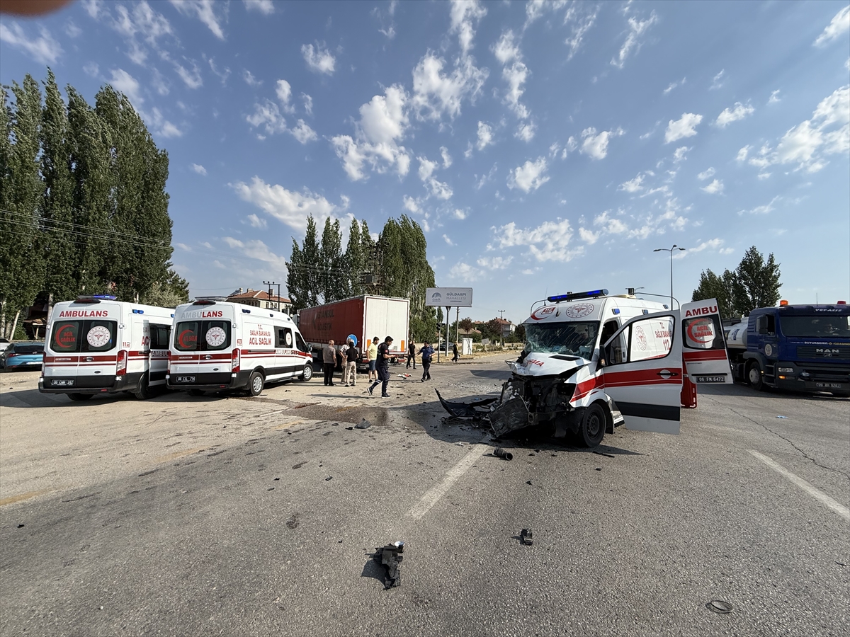 Yine bir ambulans kazası. Tır ile çarpıştı, 5 kişi yaralandı