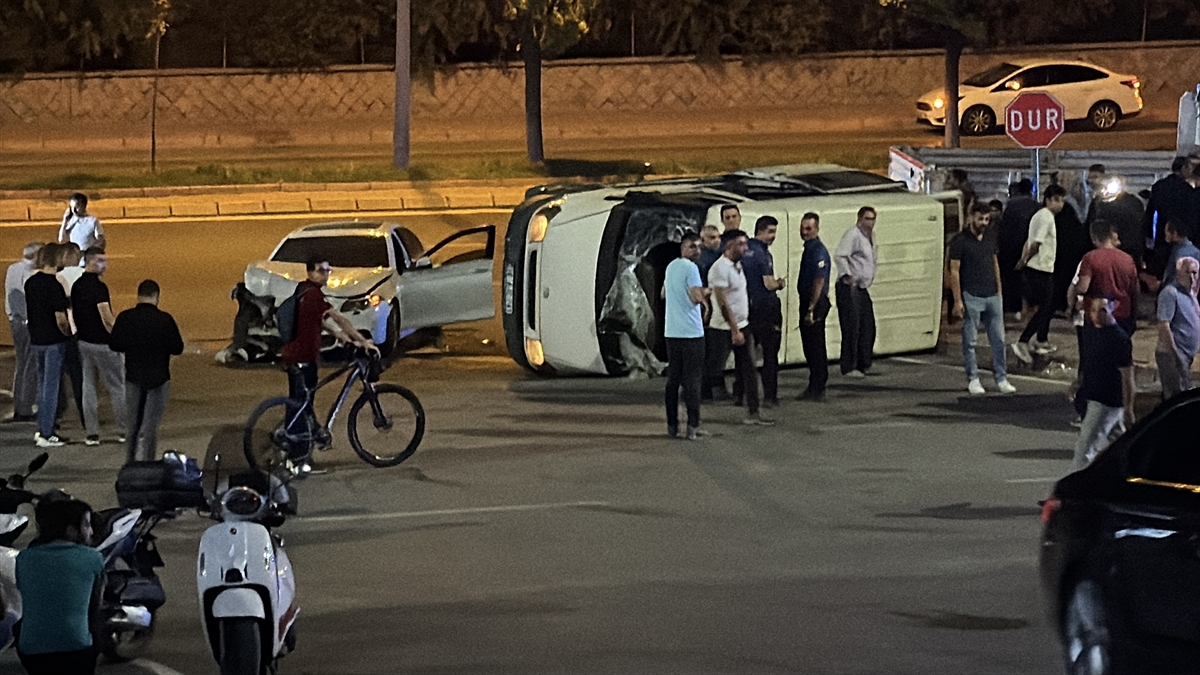 Kayseri'de otomobil ile minibüsün çarpıştığı kazada 9 kişi yaralandı