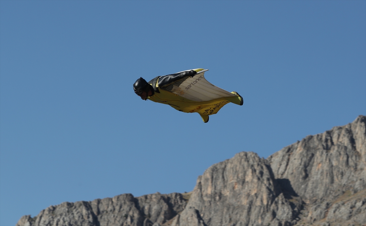 Erzincan'da "yarasa kanat" atlayışı nefesleri kesti