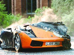 Lamborghini kağıt gibi yandı