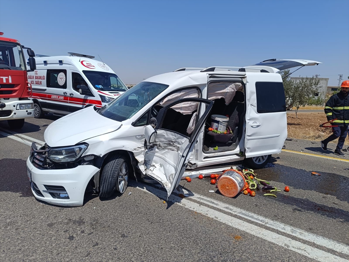 Şanlıurfa'da otomobille hafif ticari aracın çarpıştığı kazada 5 kişi yaralandı
