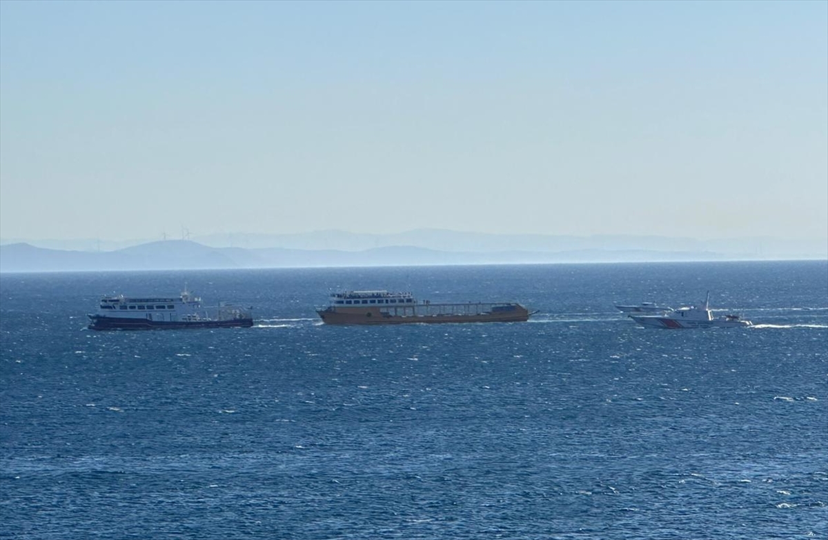 Marmara Adası açıklarında makine dairesinde yangın çıkan feribot iskeleye yanaştırıldı