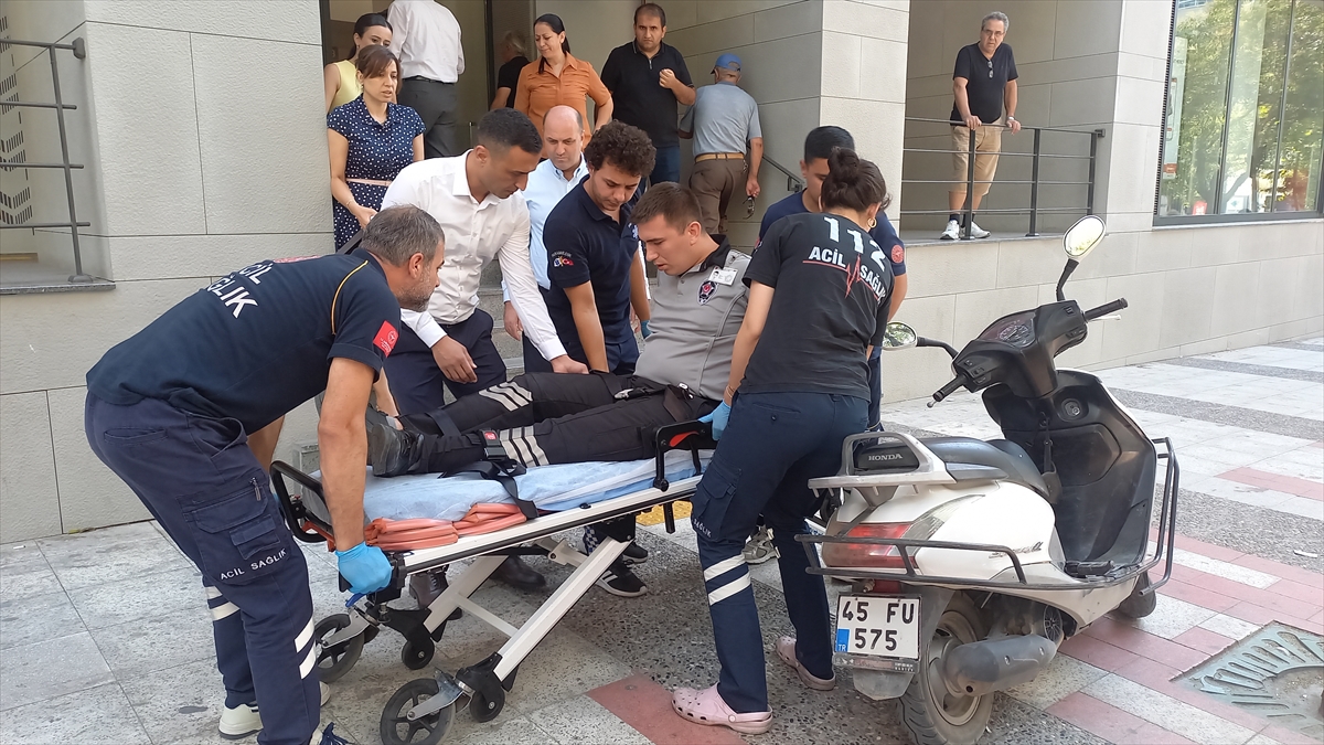 Manisa'da bankadaki sıramatik cihazındaki elektrik akımına kapılan güvenlik görevlisi hastaneye kaldırıldı
