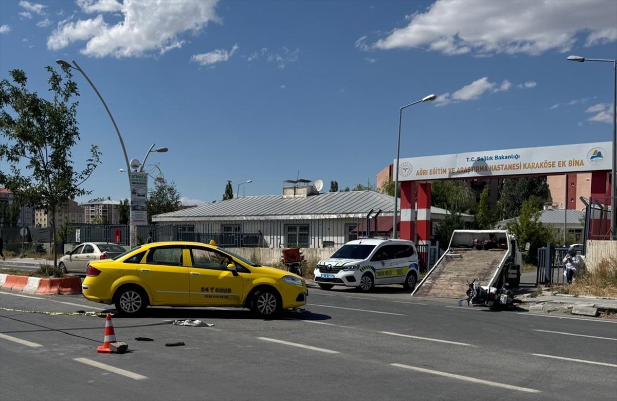 Ağrı'da taksi ile çarpışan motosikletteki karı koca hayatını kaybetti